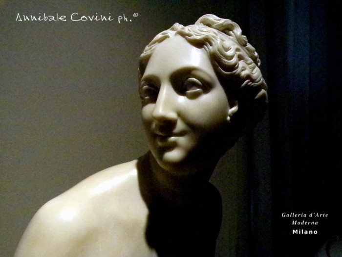 statua marmo alla 
Galleria d'Arte di Milano, 
foto di Annibale Covini ©