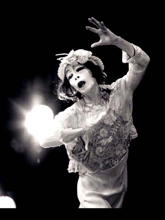 da Wikipedia:  Kazuo Ōno 
(大野一雄 Ōno Kazuo; Hakodate, 27 ottobre 1906 
– Yokohama, 1º giugno 2010) è stato un 
danzatore giapponese, 
guru e figura ispiratrice della 
forma di danza nota come butō.
