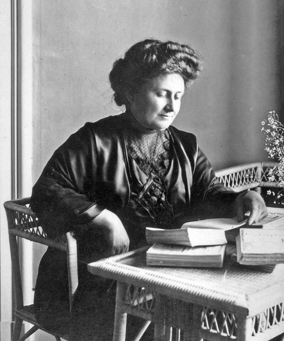 Maria Montessori nel suo studio; 
vai alla pagina Wikipedia : 
 Maria Montessori Scelte e percorso lavorativo