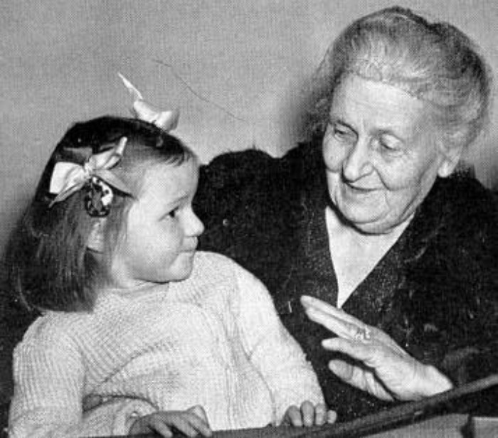 da Wikipedia: Maria Tecla Artemisia Montessori (Chiaravalle, 31 agosto 1870 – Noordwijk, 6 maggio 1952) è stata un'educatrice, pedagogista, filosofa, medico, neuropsichiatra infantile e scienziata italiana, internazionalmente nota per il metodo educativo che prende il suo nome, adottato in migliaia di scuole materne, elementari, medie e superiori in tutto il mondo; fu tra le prime donne a laurearsi in medicina in Italia... 