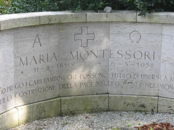 vai alla mappa, Googlemap, del cimitero dove si trova la tomba di Maria Montessori a Noordwijk, in Olanda
