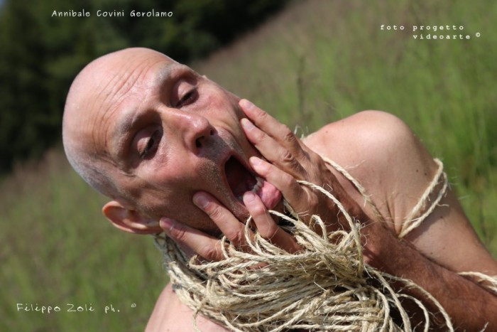 foto al danzatore attore 
Annibale Covini Gerolamo
scattate durante le 
riprese cinematografiche
di Alberto Baroni 
nelle Prealpi Bergamasche 
 per la perfomance
CRISALIDE 
nel 2020