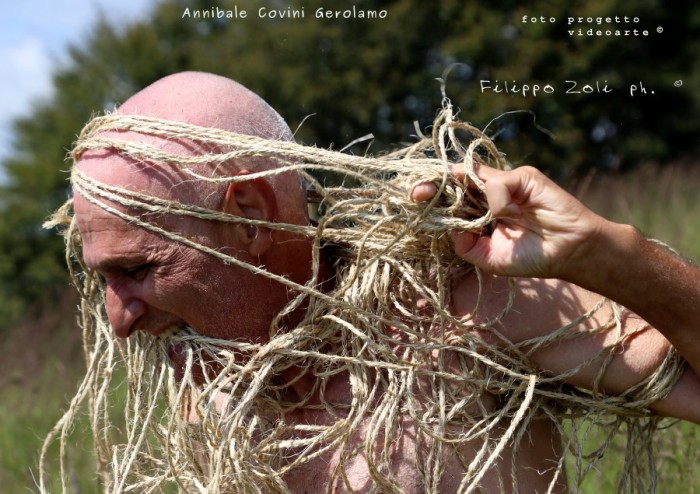 foto al danzatore attore 
Annibale Covini Gerolamo
scattate durante le 
riprese cinematografiche
di Alberto Baroni 
nelle Prealpi Bergamasche 
 per la perfomance
CRISALIDE 
nel 2020