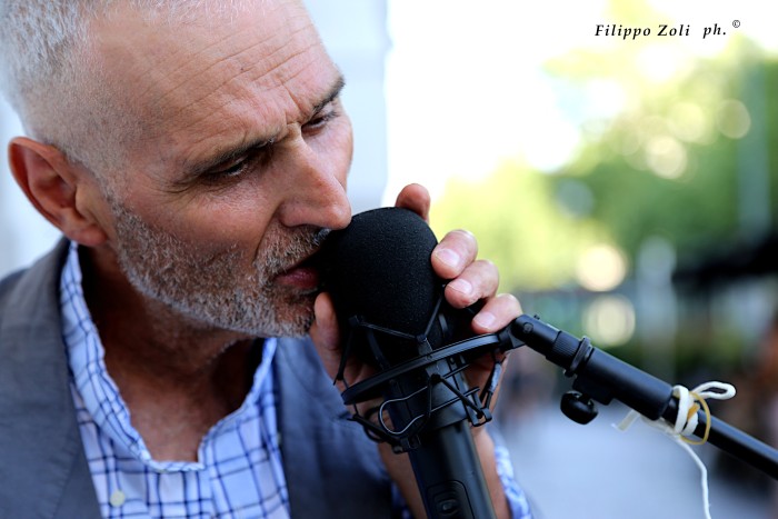 Annibale Covini Gerolamo 
alla Stazione Centrale di Milano:
Irrequietando Dino; 
recitando le poesie del 
poeta di Marradi:
Dino Campana;
foto di: 
Filippo Zoli ©