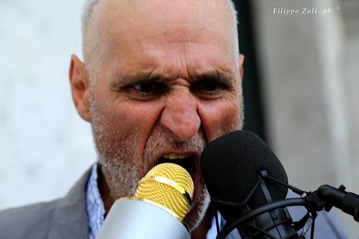 Annibale Covini Gerolamo 
alla Stazione Centrale di Milano:
Irrequietando Dino; 
recitando le poesie del 
poeta di Marradi:
Dino Campana;
foto di: 
Filippo Zoli ©