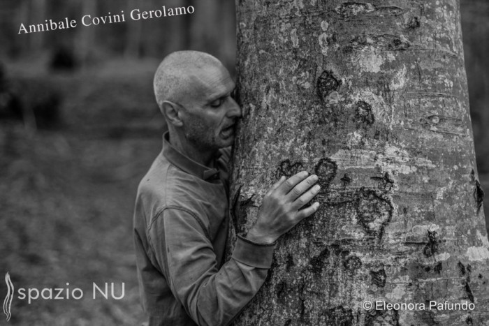 Annibale Covini Gerolamo 
abbraccia un Faggio centeneario