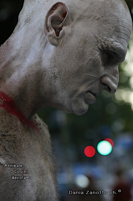 Annibale Covini Gerolamo in:
URBANA INQUIETUDINE;a Milano;
danza Butoh; 
foto di Dania Zanotto ©