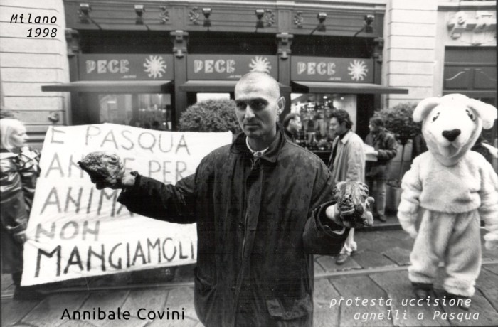 manifestazione con Gaia 
contro mattanza agnelli peer la Pasqua 
del 1996 davanti alla macelleria 
Peck di Milano