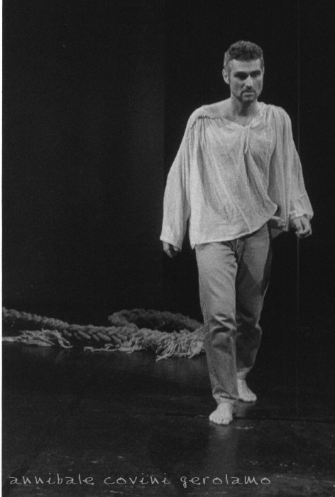 Annibale Covini Gerolamo
Creonte in Antigone alla 
Comuna Baires di Milano;
con la Scuola di Danza Terapia di Elena Cerruto,
Sarabanda di Milano;
foto di Angelo Redaelli