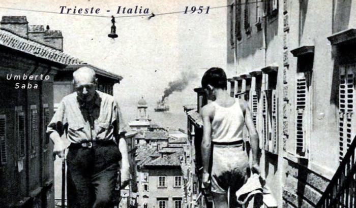 Umberto Saba 
con golfo di Trieste sul fondo, 
nel 1951