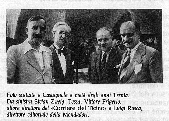 foto dei primi anni 1930, pubblicata sul Corriere del Ticino
Delio Tessa è secondo, da sinistra verso destra;si trova con 
Stefan Zweig 
(Vienna, 28 novembre 1881 – Petrópolis, 22 febbraio 1942) 
è stato uno scrittore, drammaturgo, giornalista, 
biografo, storico e poeta austriaco naturalizzato britannico.
All'apice della sua carriera letteraria, tra gli anni venti e trenta del XX secolo 
è stato mediatore fra le culture, animato da sentimenti pacifisti e umanisti; 
è noto come autore di novelle e biografie. 
Politicamente era internazionalista, cosmopolita ed europeista...
 Vittore Frigerio
 (Milano, 7 agosto 1885 – Massagno, 26 agosto 1961) 
 è stato un giornalista e scrittore svizzero-italiano. 
 Figlio di Luigi Frigerio e di Irma Rossini, originario di Cureggia, 
 fu impiegato e corrispondente a Milano del Corriere del Ticino, 
 di cui fu il direttore dal 1912 al 1957...
 Luigi Rusca 
 (Milano, 6 aprile 1894 – Merate, 9 agosto 1986) 
 è stato un traduttore, scrittore, dirigente d'azienda 
  e direttore editoriale italiano...
dalla enciclopedia Wikipedia