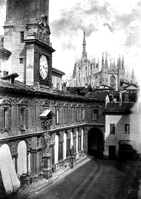 su Wikipedia: Il Palazzo dei Giureconsulti
è uno storico palazzo cinquecentesco di stile manierista, 
che si trova in piazza Mercanti, 
sito a Milano, all'angolo con piazza Duomo.