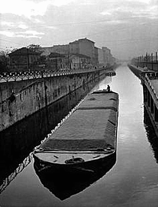 Milano, foto chiatta... che la naviga sul Navìli