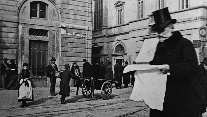 Milan primi anni del 1900, davanti al teatro alla Scala, detto: La Scala