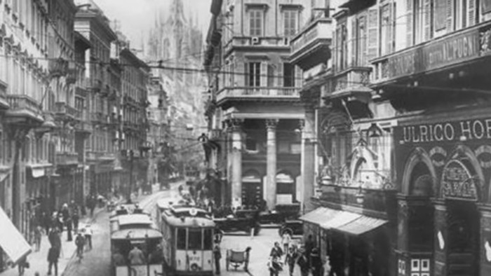 la vecchia Milano; 
  la libreria Hoepli,
  foto dei primi anni del 1900